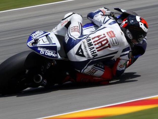 Lorenzo tomando una curva en MotoGP.

Foto: Reuters