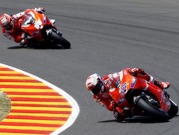 Stoner toma una curva en MotoGP.

Foto: Reuters