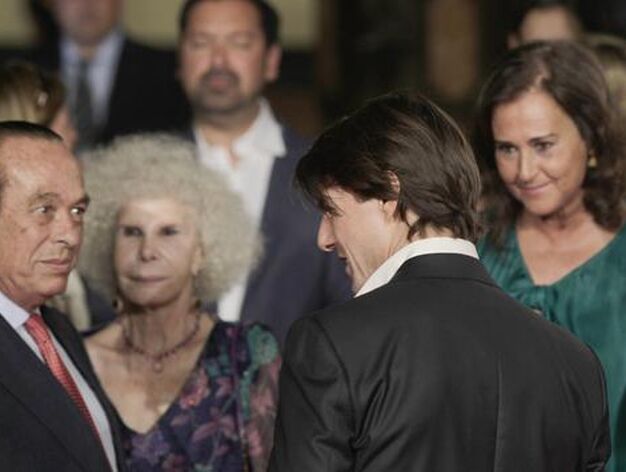 Curro Romero saluda a Tom Cruise en presencia de su esposa y de la duquesa de Alba.

Foto: Antonio Pizarro