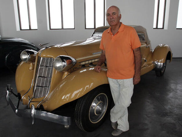 La historia del coche, en Tabacalera. El portugu&eacute;s Joao Magalhaes es el propietario de los veh&iacute;culos y gestionar&aacute; el recinto.