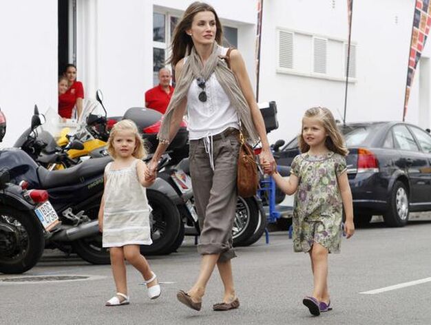 La Princesa Letizia de paseo con sus hijas. 

Foto: REUTER/ ENRIQUE CALVO