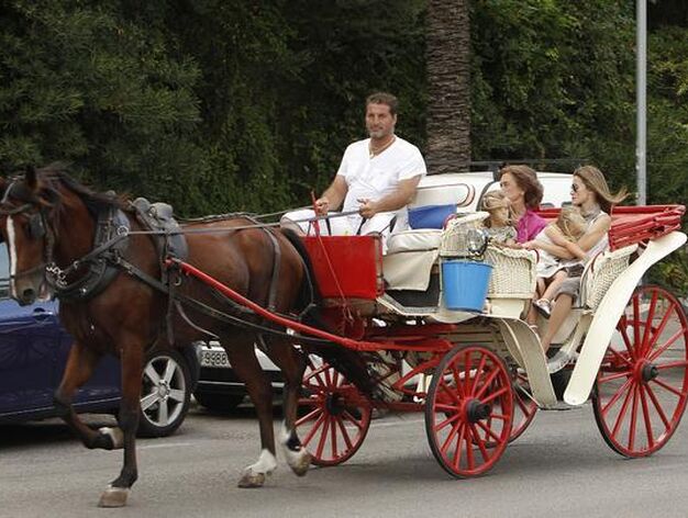 La Reina Sof&iacute;a junto a la Princesa Letizia dan un paseo a caballo con Leonor y Sof&iacute;a.

Foto: AFP PHOTO