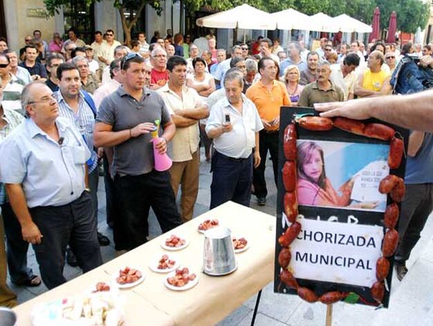 Los trabajadores municipales reivindicaron el cobro &iacute;ntegro de sus salarios con una 'chorizada' frente al Ayuntamiento

Foto: Vanesa Lobo