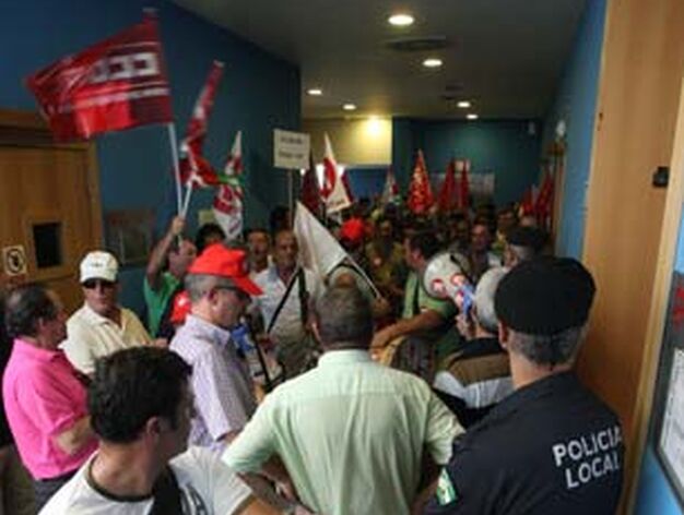 Unas 300 personas entre sindicatos y personal municipal reclaman el pago de las n&oacute;minas de los empleados del Ayuntamiento de La L&iacute;nea

Foto: Paco Guerrero