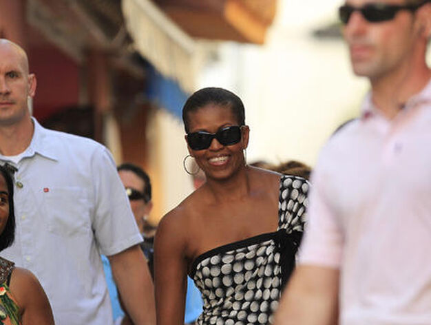Michelle Obama pasea por las calles del centro hist&oacute;rico de Marbella rodeada de un amplio dispositivo de seguridad./Sergio Camacho