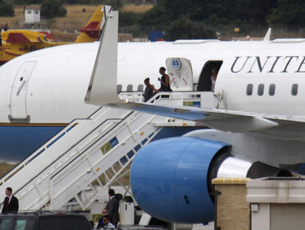 Llegada de Michelle Obama y su hija Sasha al aeropuerto de M&aacute;laga./Migue Fern&aacute;ndez