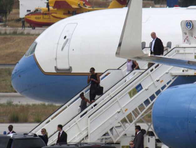 Michelle Obama y su hija Sasha descendiendo del avi&oacute;n privado de las Fuerzas A&eacute;reas de Estados Unidos que les ha tra&iacute;do hasta la Costa del Sol./Migue Fern&aacute;ndez