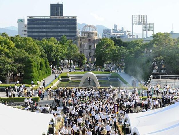 La ciudad japonesa de Hiroshima record&oacute; este viernes el 65 aniversario del lanzamiento de la primera bomba at&oacute;mica con un llamamiento al desarme nuclear, en una ceremonia en la que, por primera vez, particip&oacute; oficialmente Estados Unidos y un secretario general de Naciones Unidas. 

Foto: AFP, EFE.