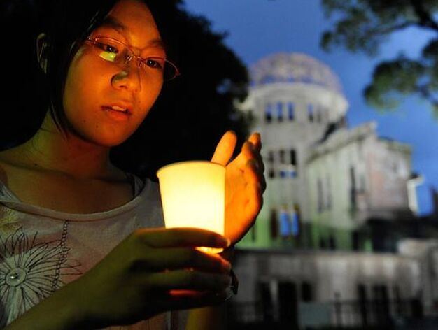 La ciudad japonesa de Hiroshima record&oacute; este viernes el 65 aniversario del lanzamiento de la primera bomba at&oacute;mica con un llamamiento al desarme nuclear, en una ceremonia en la que, por primera vez, particip&oacute; oficialmente Estados Unidos y un secretario general de Naciones Unidas. 

Foto: AFP, EFE.