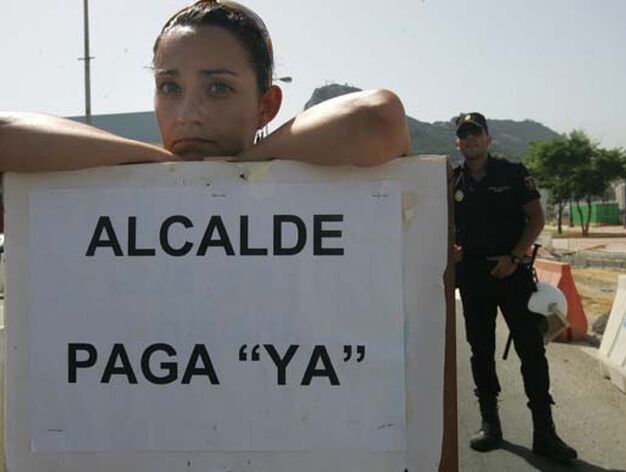 Este grupo de trabajadores municipales protestan por el impago de sus n&oacute;minas

Foto: J. M. Quinones