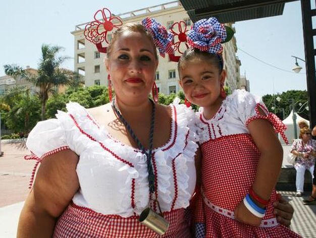 Ainara y Esther (madre e hija) con el mismo vestido.

Foto: PUNTO PRESS