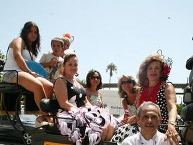 La familia Montosa posa en el coche de caballos.

Foto: PUNTO PRESS
