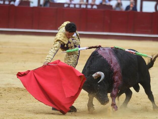 En una tarde marcada por las dos sustituciones y la buena respuesta del p&uacute;blico, el diestro valenciano regal&oacute; una faena magistral en el cuarto mientras que a Manolo S&aacute;nchez se le fue el toro de la Feria.