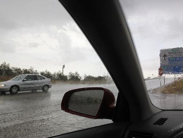 La lluvia sorprende a los sevillanos en la provincia.

Foto: Antonio Pizarro