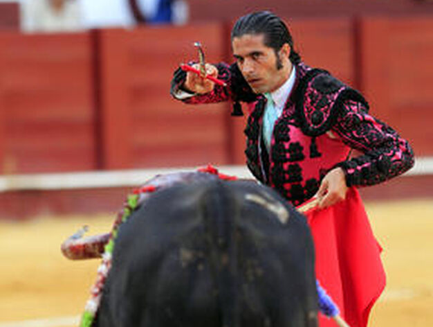Javier Conde en el momento de entrar a matar, al finalzar su actuaci&oacute;n.

Foto: Sergio Camacho