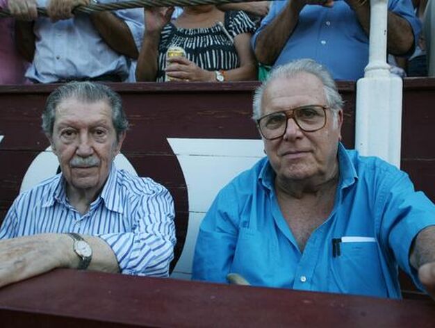 Personajes como el periodista, Manuel Alc&aacute;ntara, no quisieron perderse la tarde de toros en M&aacute;laga.

Foto: Sergio Camacho