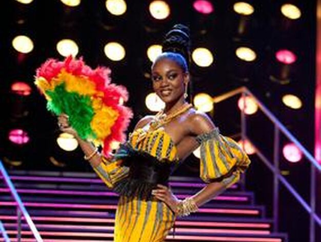 La candidata de Ghana, Awurama Simpson, posa con su traje nacional. 

Foto: EFE