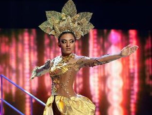 La candidata malasia a Miss Universo 2010, Nadine Ann Thomas, posa luciendo su traje nacional. 

Foto: EFE
