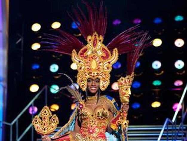 La candidata nicarag&uuml;ense a Miss Universo 2010, Scharllette Allen Moses, luce su traje nacional.

Foto: EFE
