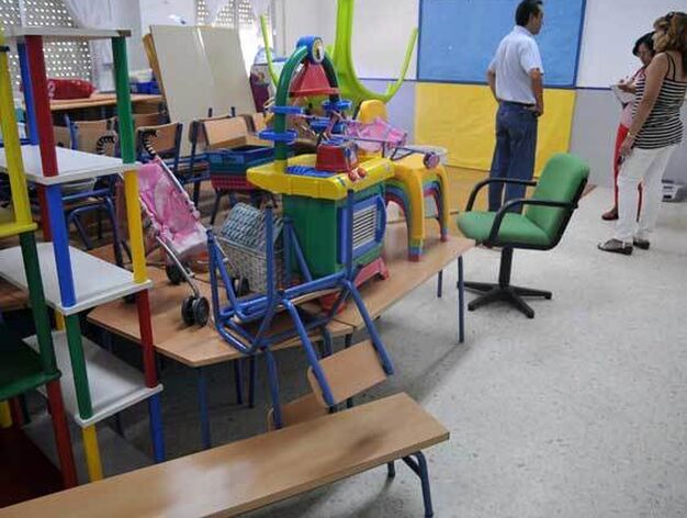 Muebles apilados en una de las aulas que todav&iacute;a se encuentran sin pintar.

Foto: Manuel Aranda
