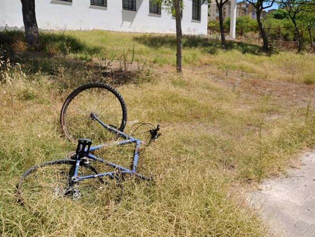 Hay piedras y hasta una bicicleta rota. 

Foto: Manuel Aranda