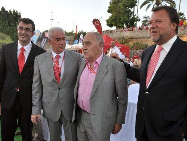 El alcalde de Sevilla, Alfredo S&aacute;nches Monteseir&iacute;n, junto al resto de las autoridades asistentes.

Foto: Manuel G? &middot; Agencias