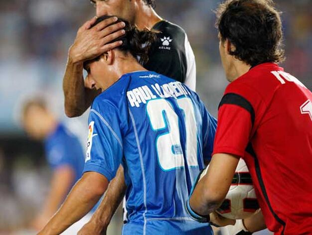 El futbolista del Xerez, Ra&uacute;l Llorente, es consolado por un jugador del equipo rival tras la derrota sufrida en casa.

Foto: Juan Carlos Toro