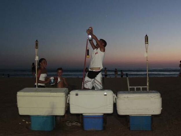 El cantante deleita a sus fans en la playa Victoria

Foto: Julio Gonzalez
