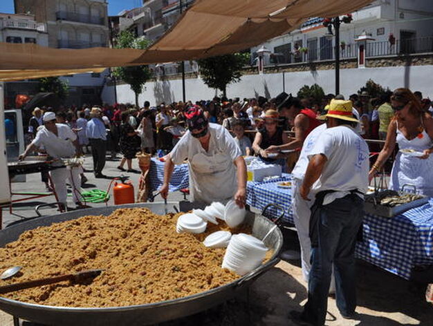 La celebraci&oacute;n comenz&oacute; a mediodia con migas y sardinas en la plaza del pueblo.

Foto: Ram&oacute;n Ubric