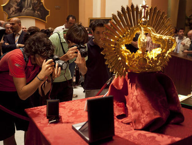 Fotografos sacan instant&aacute;neas de la corona con la que se coronar&aacute; a la Virgen de Regla de la Hermandad de los Panaderos.

Foto: Jaime Mart&iacute;nez