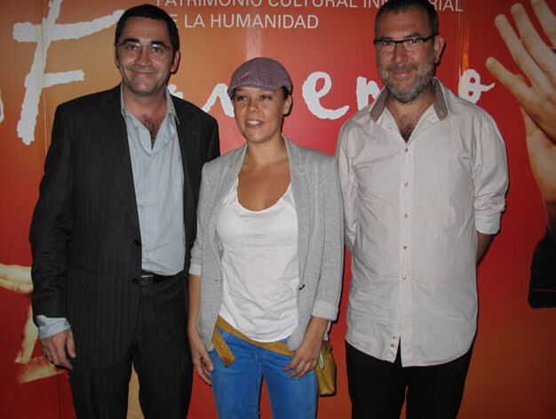 Domingo Gonz&aacute;lez, director de la Bienal de Flamenco; la bailaora Roc&iacute;o Molina y su representante, Xisco Casado (Anegro Producciones).

Foto: Victoria Ram&iacute;rez