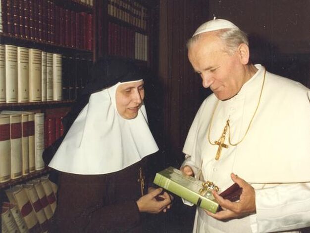 Madre Mar&iacute;a de la Pur&iacute;sima le entrega al Papa un libro sobre el pensamiento de Santa &Aacute;ngela, en su biblioteca de Roma.