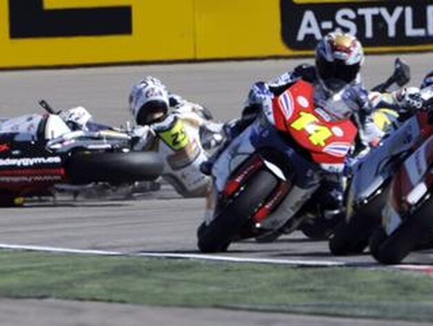 Ca&iacute;da en la carrera de Moto 2 del Gran Premio de Arag&oacute;n.

Foto: Afp Photo