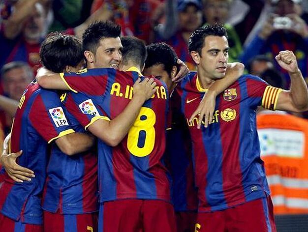 Los jugadores del Barcelona celebran con Villa el gol de la victoria. / EFE