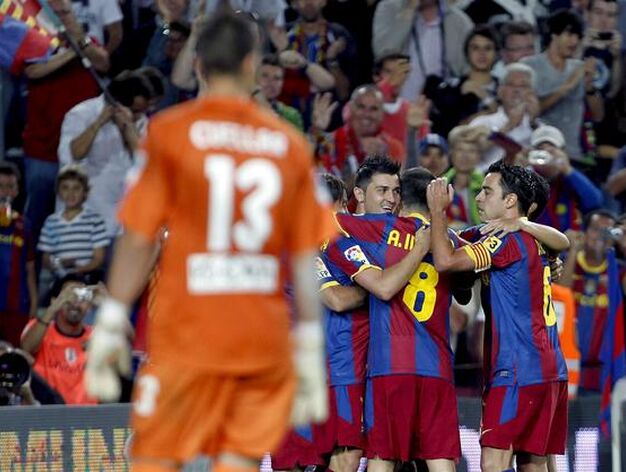 Los jugadores del Barcelona celebran el tanto de la victoria ante Cu&eacute;llar. / EFE