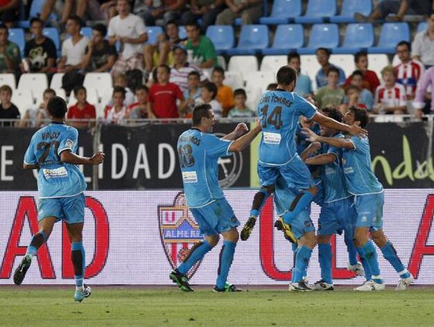 Los jugadores del Levante celebran su gol. / EFE