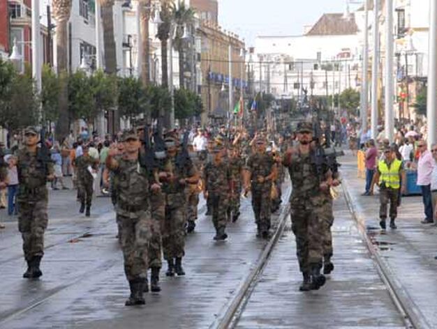 Militares y veh&iacute;culos de la Armada realizaron un ensayo previo del desfile que protagonizar&aacute;n el 24-S

Foto: Rioja