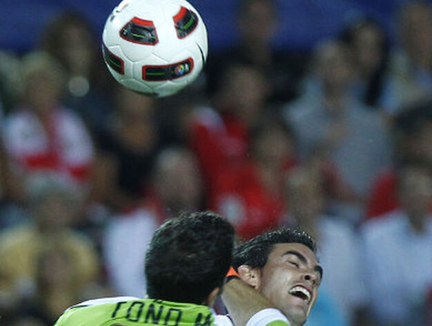 Alfaro recibe un pu&ntilde;etazo de To&ntilde;o que da lugar al penalti. / Antonio Pizarro
