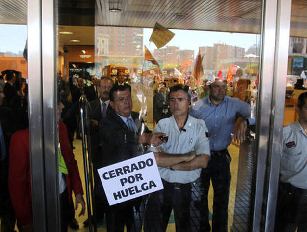 Los manifestantes se concentran en la puerta de El Corte Ingl&eacute;s.

Foto: Migue Fern&aacute;ndez
