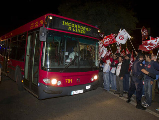 Piquetes informativos de UGT y CCOO gritan a los conductores de autobuses urbanos de Sevilla que salen de las cocheras de Tussam. 

Foto: Jose Manuel Vidal