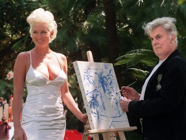 En Cannes en 1997, con su novia Gill Van den Berg. / AFP