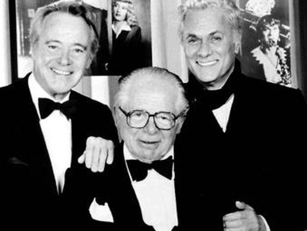 Curtis, con el director Billy Wilder y el actor Jack Lemmon, a&ntilde;os despu&eacute;s de 'Con faldas y a lo loco'. / AFP