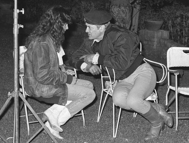 Tony Curtis conversa con la actriz Ana Obreg&oacute;n en un descanso del rodaje de la pel&iacute;cula 'Otelo', del director Max Boulois, en 1982. / EFE