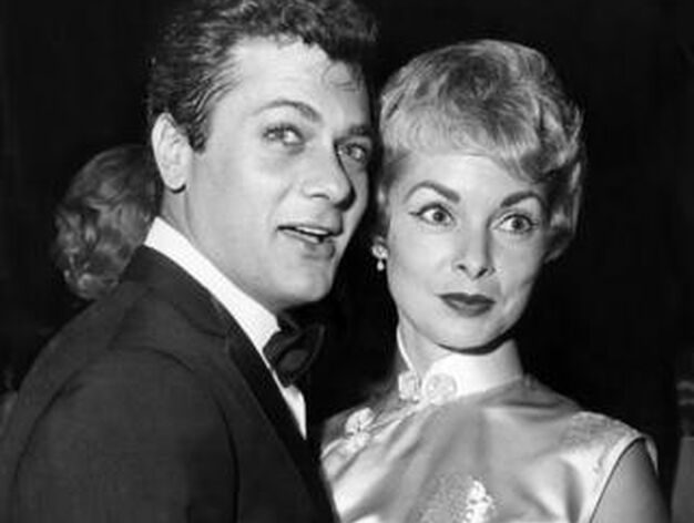 Tony Curtis baila con su entonces esposa, Janet Leigh, en 1961. / AFP
