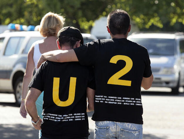 Los fans de U2 llegan a Sevilla.

Foto: Juan Carlos Mu&ntilde;oz