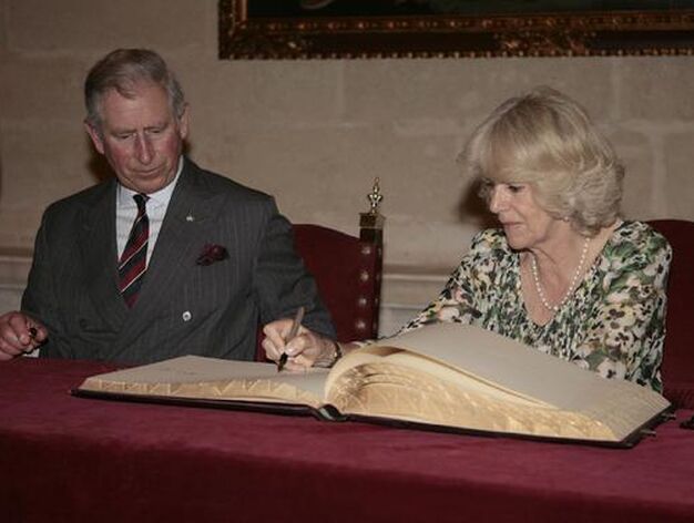 La Duquesa de Cornualles firma en el libro de honor del Ayuntamiento de Sevilla bajo la mirada de su esposo.

Foto: Bel&eacute;n Bargas