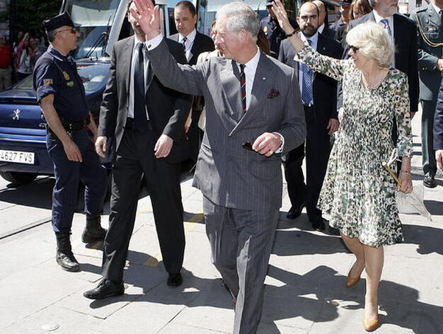 El Pr&iacute;ncipe de Gales junto a su esposa Camilla a su llegada a Sevilla.

Foto: Eduardo Abad (EFE)