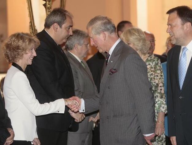 El Pr&iacute;ncipe Carlos de Inglaterra saluda a la delegada de Cultura, Maribel Monta&ntilde;o.

Foto: Bel&eacute;n Bargas