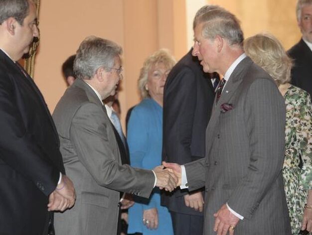 El Pr&iacute;ncipe Carlos de Inglaterra saluda al vicepresidente de Tussam, Juan Ram&oacute;n Troncoso.

Foto: Bel&eacute;n Bargas