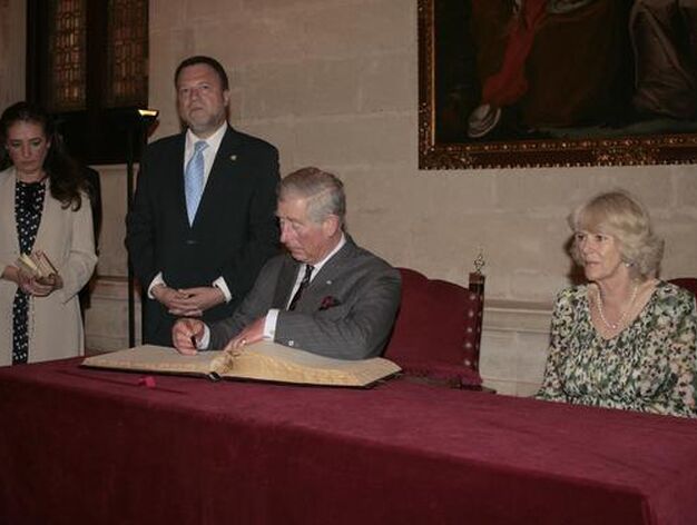 El heredero brit&aacute;nico firma en el libro de honor del Ayuntamiento Hispalense.

Foto: Bel&eacute;n Bargas